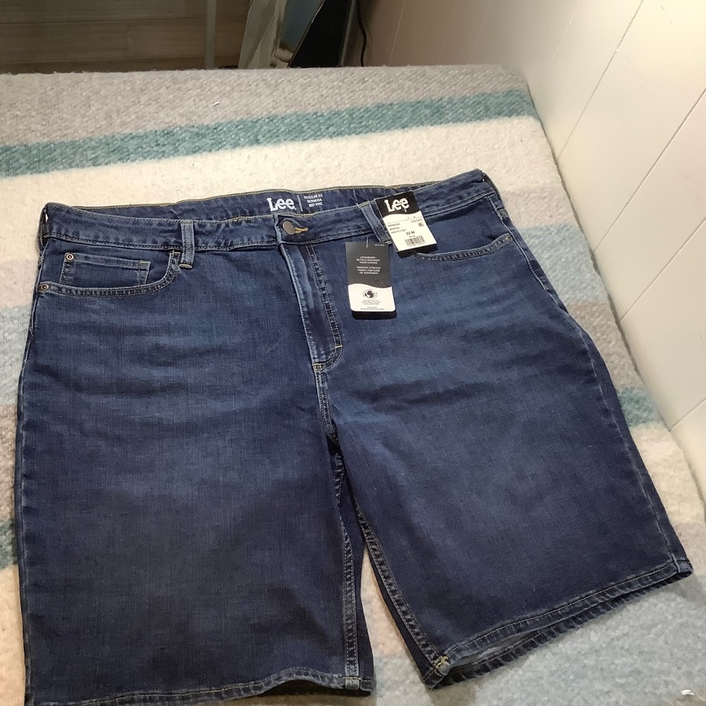 Lee mid rise Bermuda stretch 22M blue, NWT.